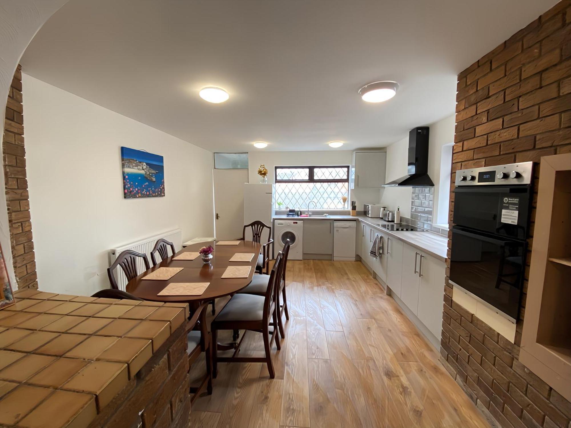 4-Bedroom Home - Perfect For Those Working In Bridgend - By Tailored Accommodation Exterior photo