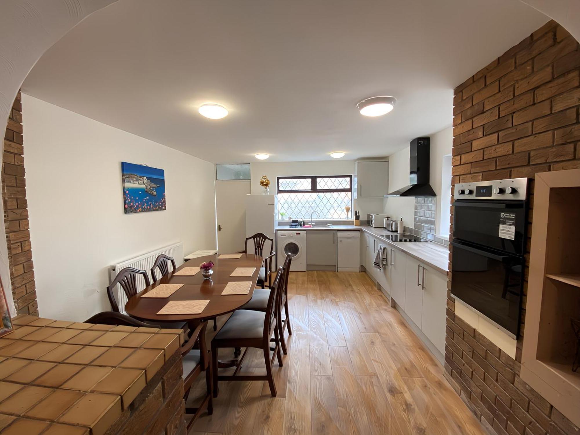 4-Bedroom Home - Perfect For Those Working In Bridgend - By Tailored Accommodation Exterior photo